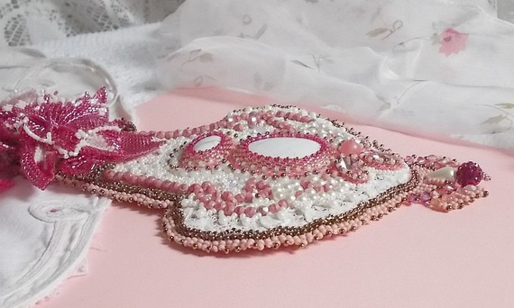 Rosa liljehalsband med vit Howlite ädelsten, fröpärlor, spets och olika pärlor Haute-Couture stil