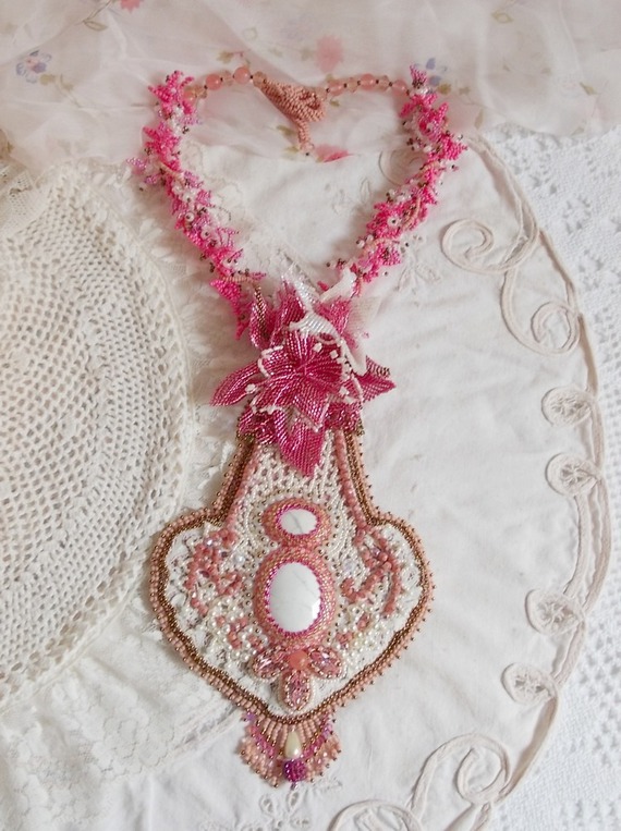 Rosa liljehalsband med vit Howlite ädelsten, fröpärlor, spets och olika pärlor Haute-Couture stil