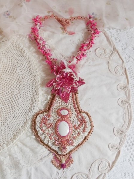 Rosa liljehalsband med vit Howlite ädelsten, fröpärlor, spets och olika pärlor Haute-Couture stil