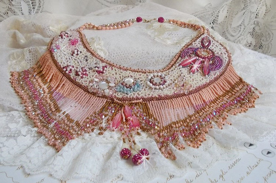 Eternal Rose halsband broderat med halvädelstenar och full av olika kvalitetspärlor.