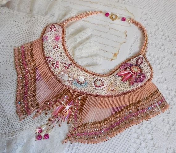 Eternal Rose halsband broderat med halvädelstenar och full av olika kvalitetspärlor.