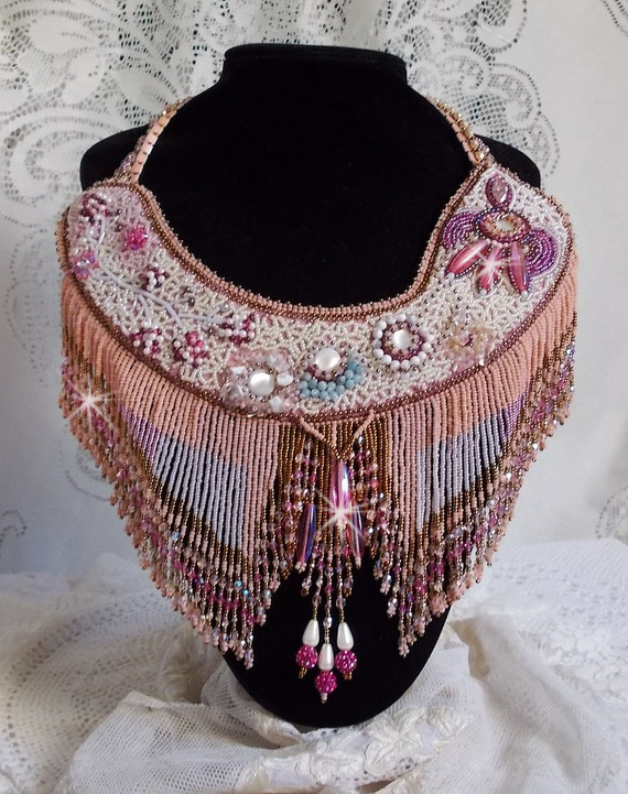 Eternal Rose halsband broderat med halvädelstenar och full av olika kvalitetspärlor.