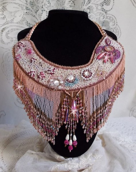 Eternal Rose halsband broderat med halvädelstenar och full av olika kvalitetspärlor.