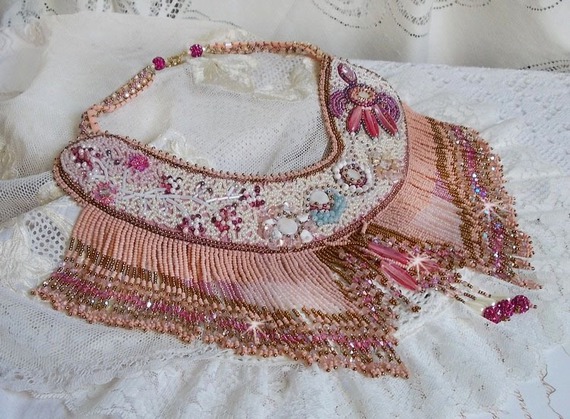 Eternal Rose halsband broderat med halvädelstenar och full av olika kvalitetspärlor.