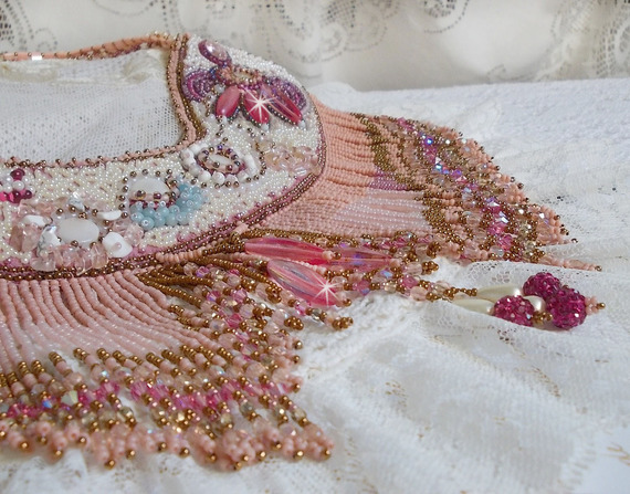 Eternal Rose halsband broderat med halvädelstenar och full av olika kvalitetspärlor.