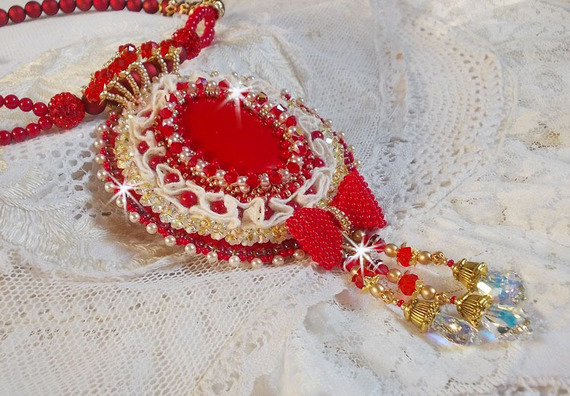 Nous Deux Haute-Couture barockhängare broderad med halvädelstenar och Swarovskikristaller 