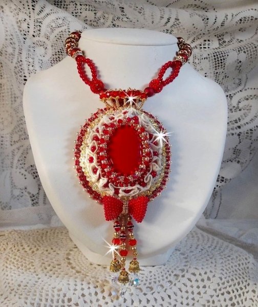 Nous Deux Haute-Couture barockhängare broderad med halvädelstenar och Swarovskikristaller 