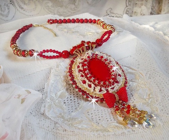 Nous Deux Haute-Couture barockhängare broderad med halvädelstenar och Swarovskikristaller 