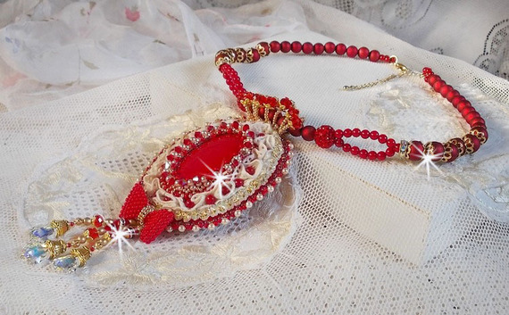 Nous Deux Haute-Couture barockhängare broderad med halvädelstenar och Swarovskikristaller 