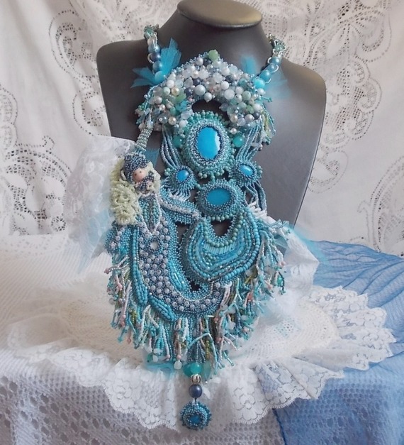Halsband Plastron La Petite Sirène Haute-Couture broderad med halvädelstenar av Howlite, månstenar och kristaller