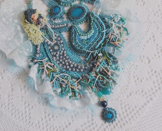 Halsband Plastron La Petite Sirène Haute-Couture broderad med halvädelstenar av Howlite, månstenar och kristaller