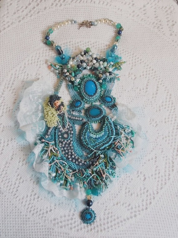 Halsband Plastron La Petite Sirène Haute-Couture broderad med halvädelstenar av Howlite, månstenar och kristaller