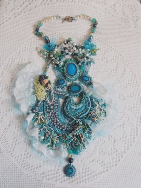 Halsband Plastron La Petite Sirène Haute-Couture broderad med halvädelstenar av Howlite, månstenar och kristaller