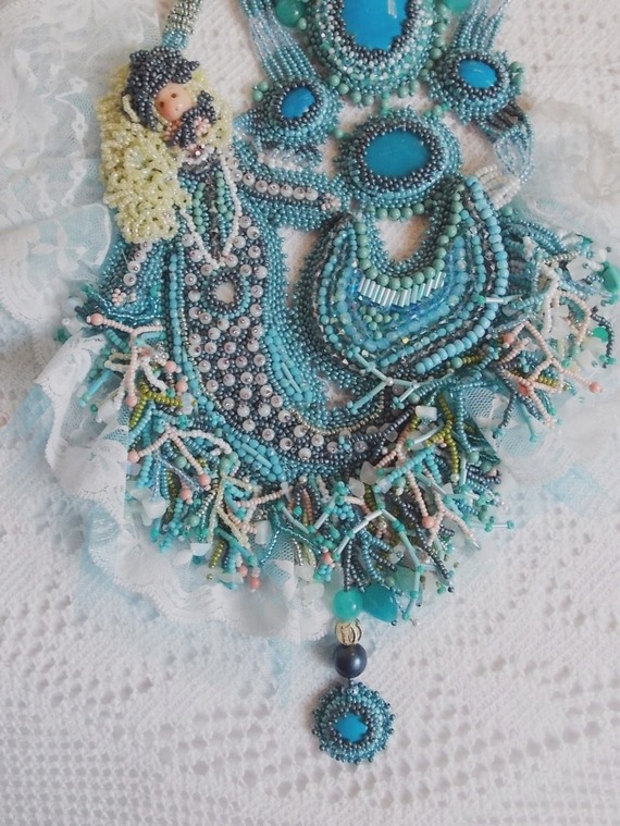 Halsband Plastron La Petite Sirène Haute-Couture broderad med halvädelstenar av Howlite, månstenar och kristaller
