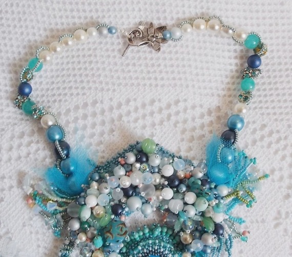 Halsband Plastron La Petite Sirène Haute-Couture broderad med halvädelstenar av Howlite, månstenar och kristaller