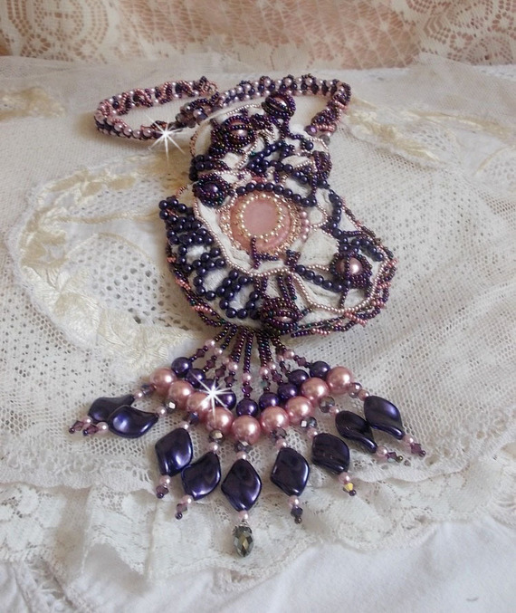 Grace halsband broderat med en rosenkvarts, en fin sten och pärlemorspärlor. 