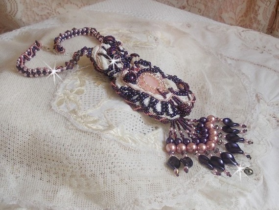 Grace halsband broderat med en rosenkvarts, en fin sten och pärlemorspärlor. 