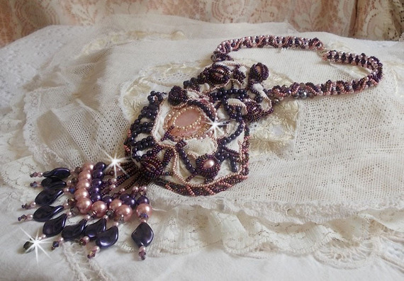 Grace halsband broderat med en rosenkvarts, en fin sten och pärlemorspärlor. 