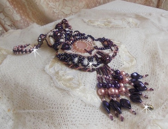 Grace halsband broderat med en rosenkvarts, en fin sten och pärlemorspärlor. 