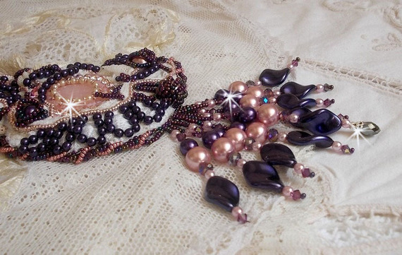 Grace halsband broderat med en rosenkvarts, en fin sten och pärlemorspärlor. 