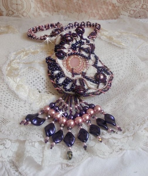 Grace halsband broderat med en rosenkvarts, en fin sten och pärlemorspärlor. 