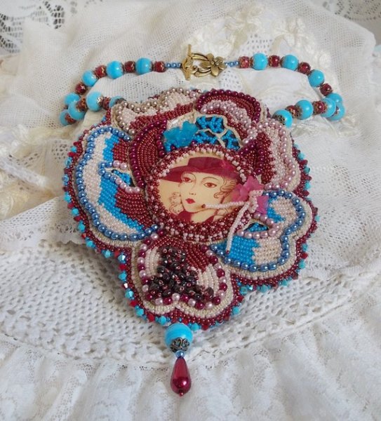 Bel'Art halsband med 1950 års hartscabochon, fröpärlor och Swarovski-kristallpärlor 