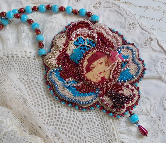 Bel'Art halsband med 1950 års hartscabochon, fröpärlor och Swarovski-kristallpärlor 