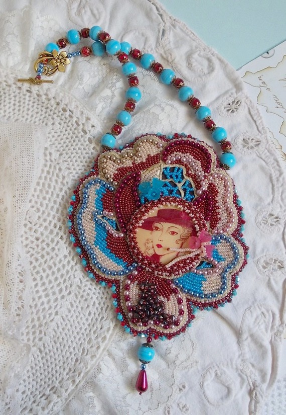 Bel'Art halsband med 1950 års hartscabochon, fröpärlor och Swarovski-kristallpärlor 