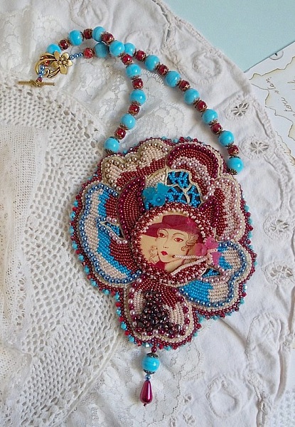 Collier brodé artisanal avec cabochon vintage et perles colorées.
