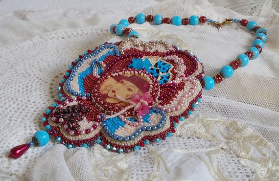 Bel'Art halsband med 1950 års hartscabochon, fröpärlor och Swarovski-kristallpärlor 