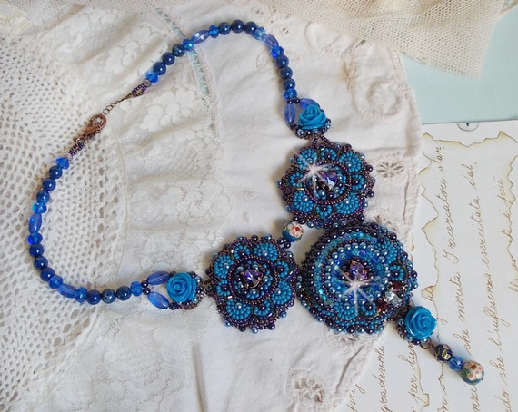 Royal Blue Roses halsband med Swarovski-kristaller och fröpärlor