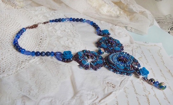 Royal Blue Roses halsband med Swarovski-kristaller och fröpärlor