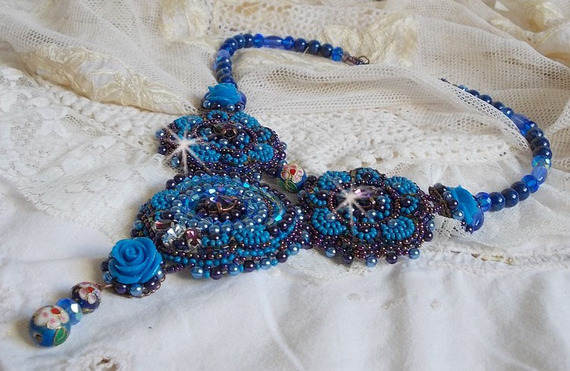 Royal Blue Roses halsband med Swarovski-kristaller och fröpärlor