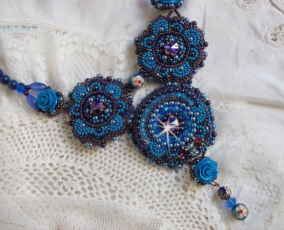 Royal Blue Roses halsband med Swarovski-kristaller och fröpärlor