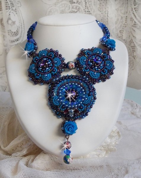 Royal Blue Roses halsband med Swarovski-kristaller och fröpärlor