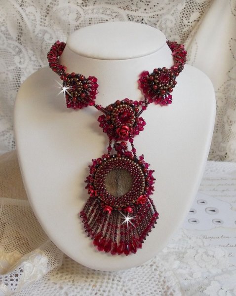 Rubby One halsband broderat med Swarovskikristaller och en keramisk cabochon