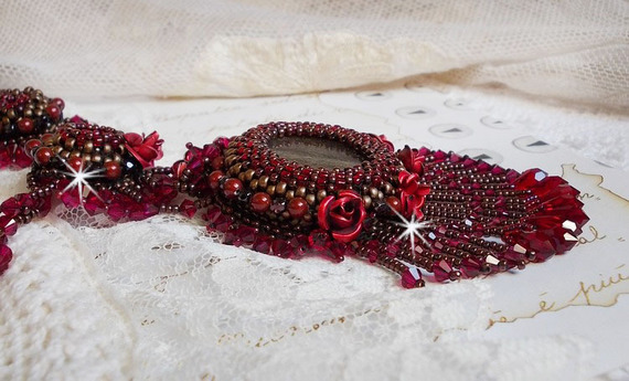 Rubby One halsband broderat med Swarovskikristaller och en keramisk cabochon