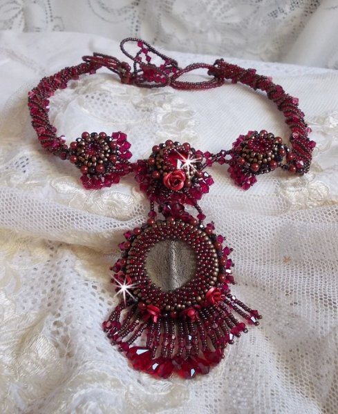 Rubby One halsband broderat med Swarovskikristaller och en keramisk cabochon