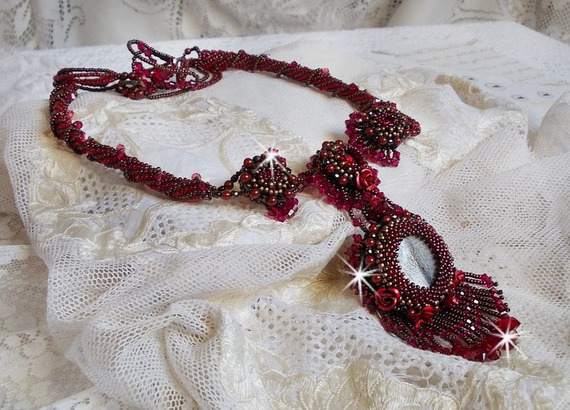 Rubby One halsband broderat med Swarovskikristaller och en keramisk cabochon