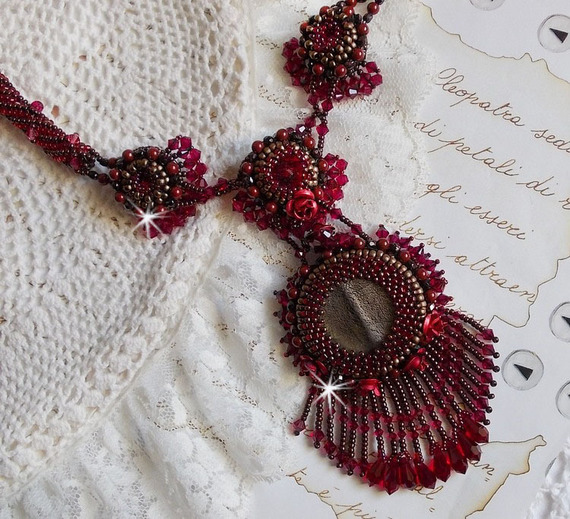 Rubby One halsband broderat med Swarovskikristaller och en keramisk cabochon