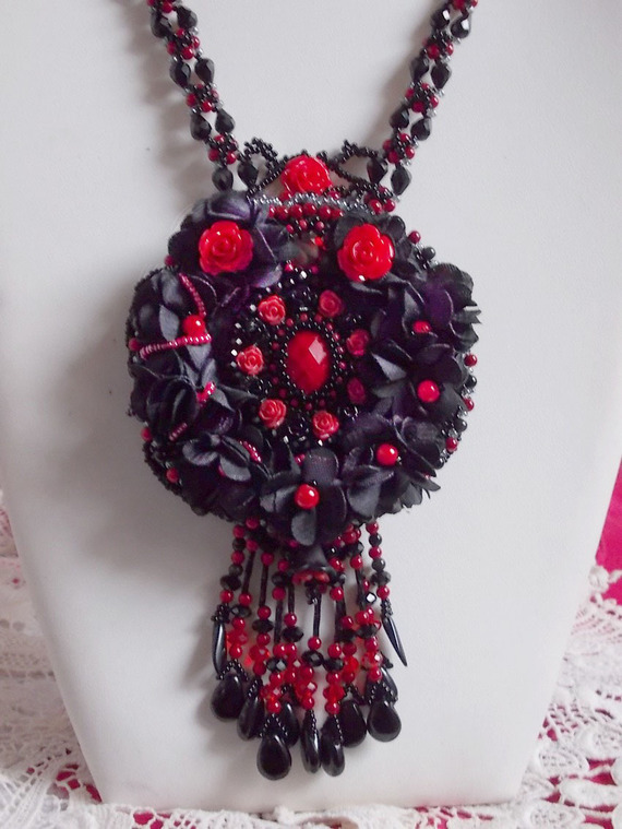 Midnight in Paris halsband broderat med Swarovski-kristaller, rosor i harts, fröpärlor och svarta dolkar.