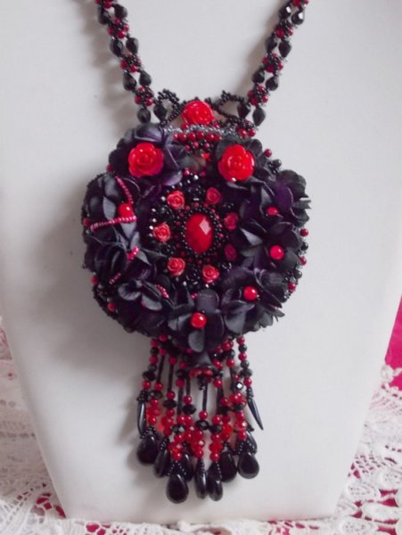 Midnight in Paris halsband broderat med Swarovski-kristaller, rosor i harts, fröpärlor och svarta dolkar.