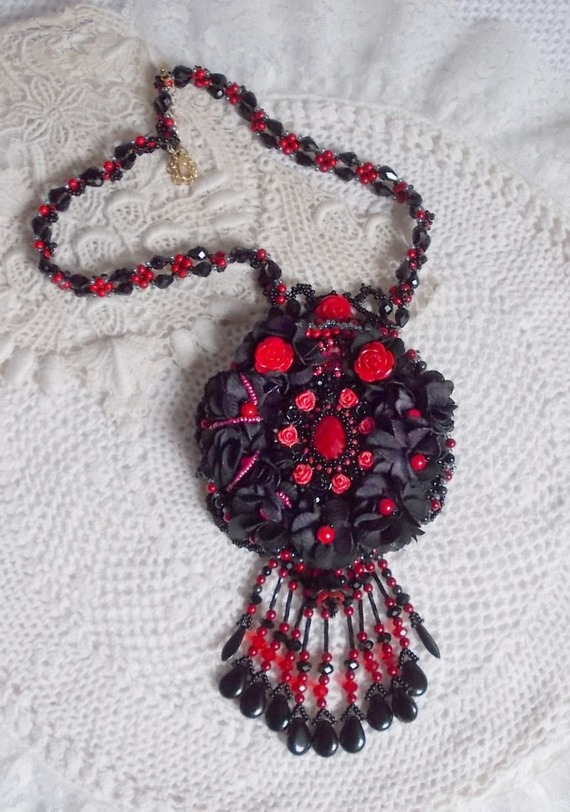 Midnight in Paris halsband broderat med Swarovski-kristaller, rosor i harts, fröpärlor och svarta dolkar.