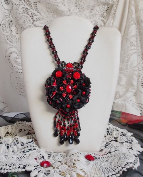 Midnight in Paris halsband broderat med Swarovski-kristaller, rosor i harts, fröpärlor och svarta dolkar.