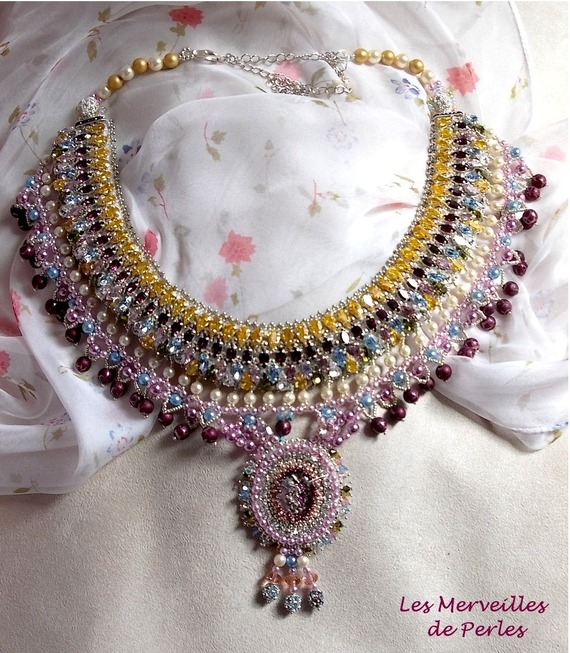 Queen of the Nights bib necklace, en dusch av underbara kristaller och pärlor 