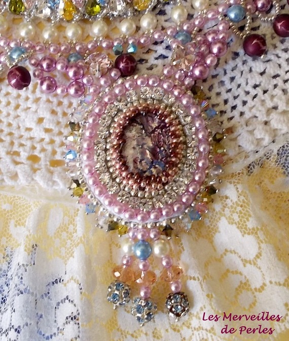 Queen of the Nights bib necklace, en dusch av underbara kristaller och pärlor 