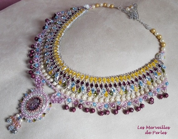 Queen of the Nights bib necklace, en dusch av underbara kristaller och pärlor 