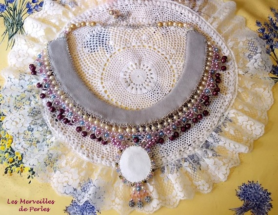Queen of the Nights bib necklace, en dusch av underbara kristaller och pärlor 