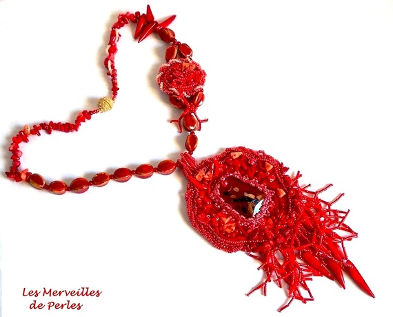 Coralie hängande halsband broderat med rikliga halvädelstenar.
