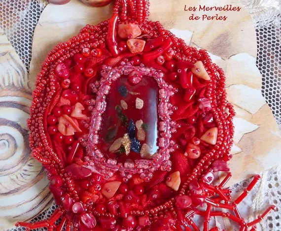 Coralie hängande halsband broderat med rikliga halvädelstenar.
